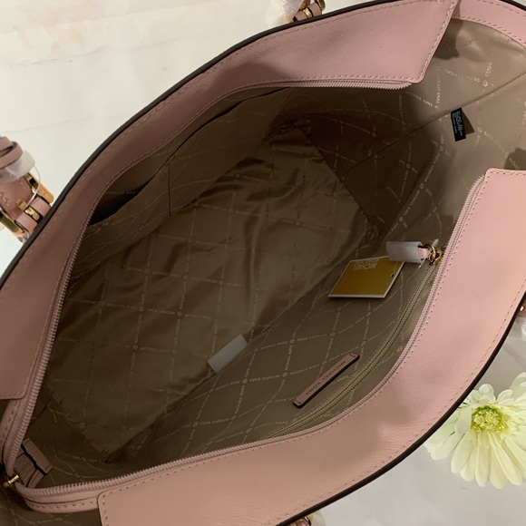 Michael Kors Gilly Large Drawstring Tote - Picture 5 of 9